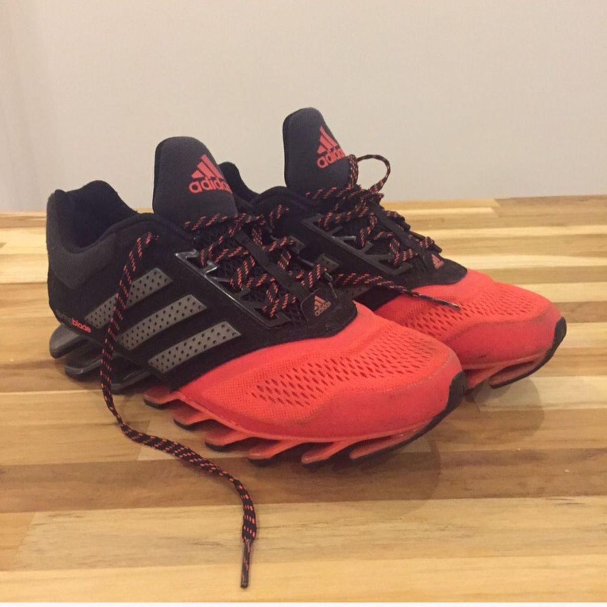 adidas laranja e preto