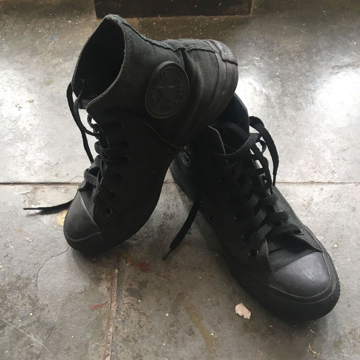 tenis monocromatico preto