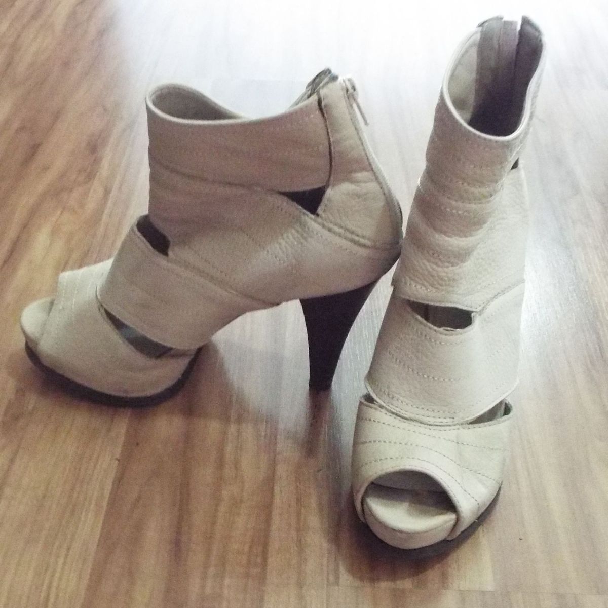 bota onça lia line