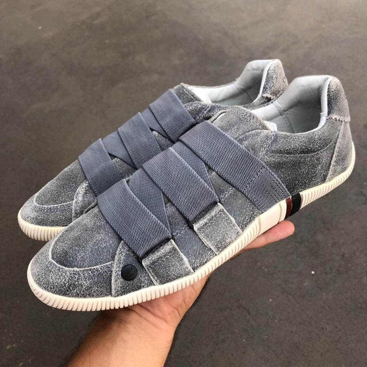 tenis osklen masculino cinza