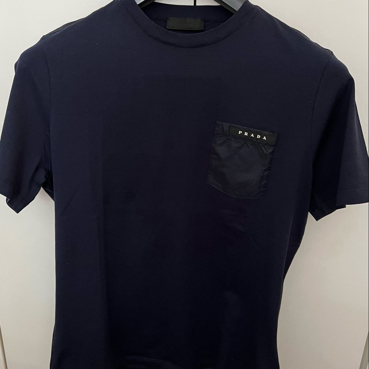 Camiseta Prada com bolso em nylon na cor Azul marinho