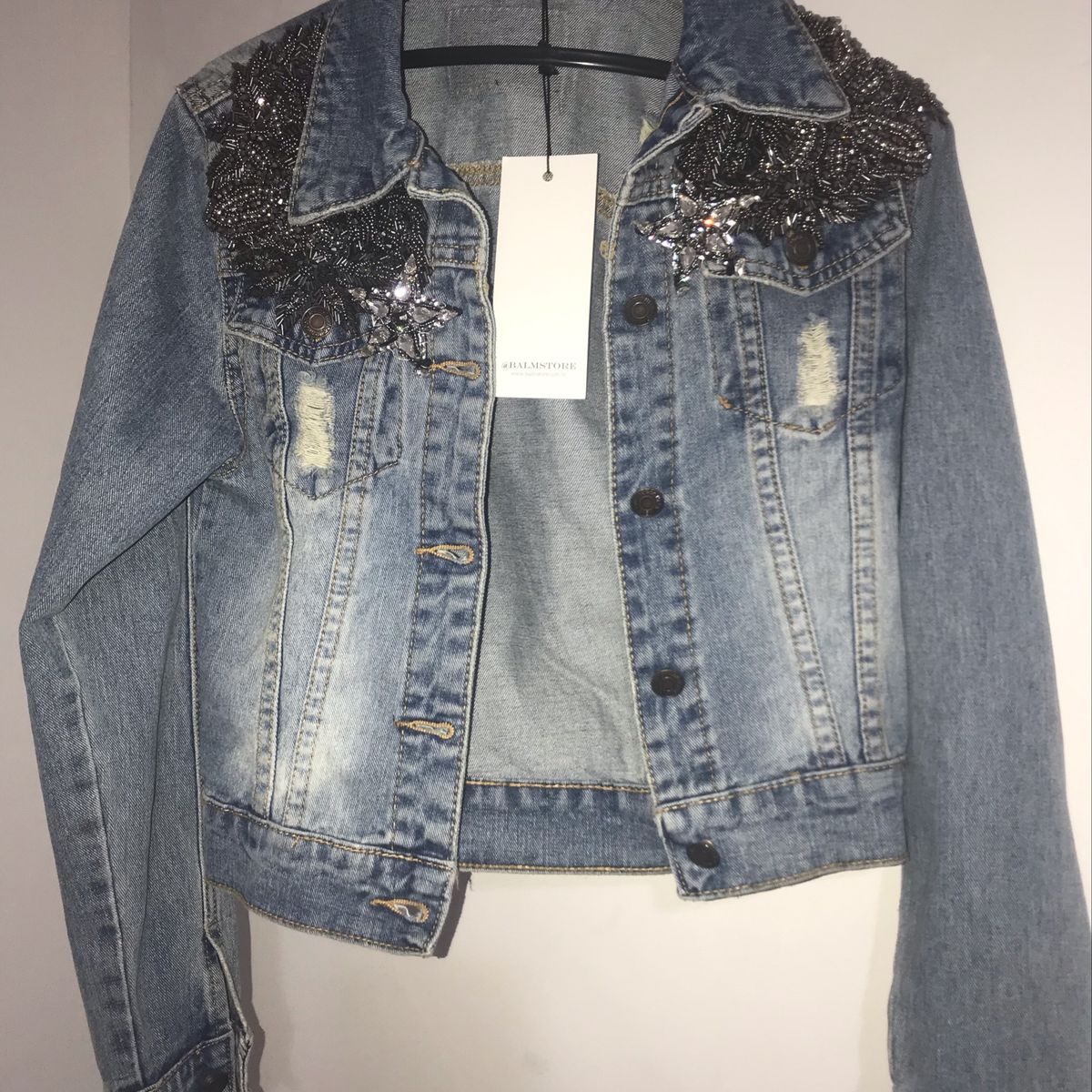 jaqueta jeans bordada com pedraria