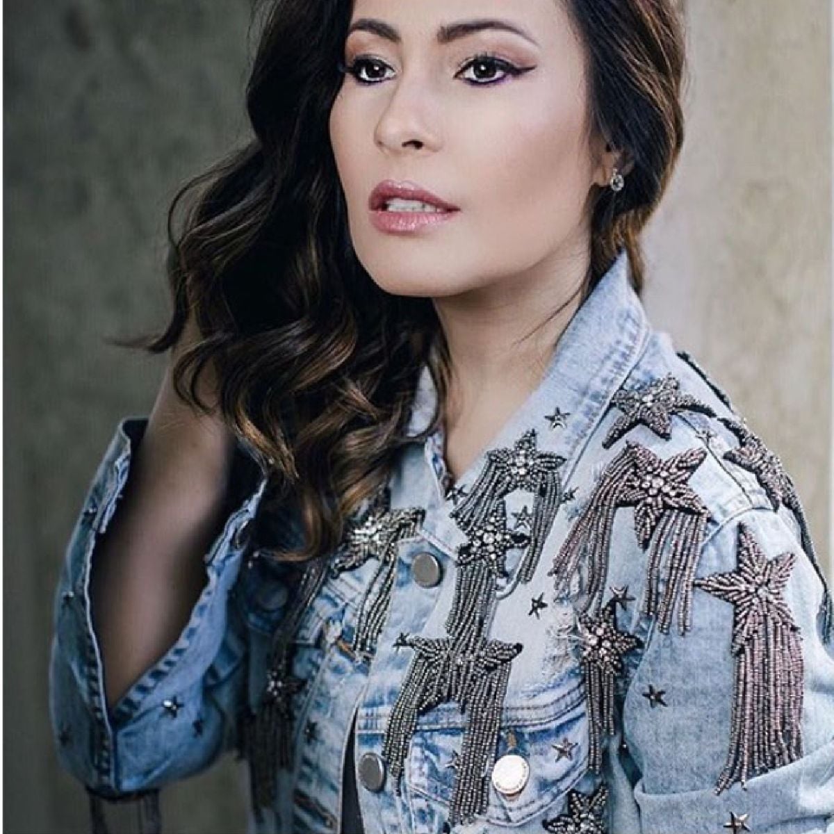 jaqueta jeans bordada caos