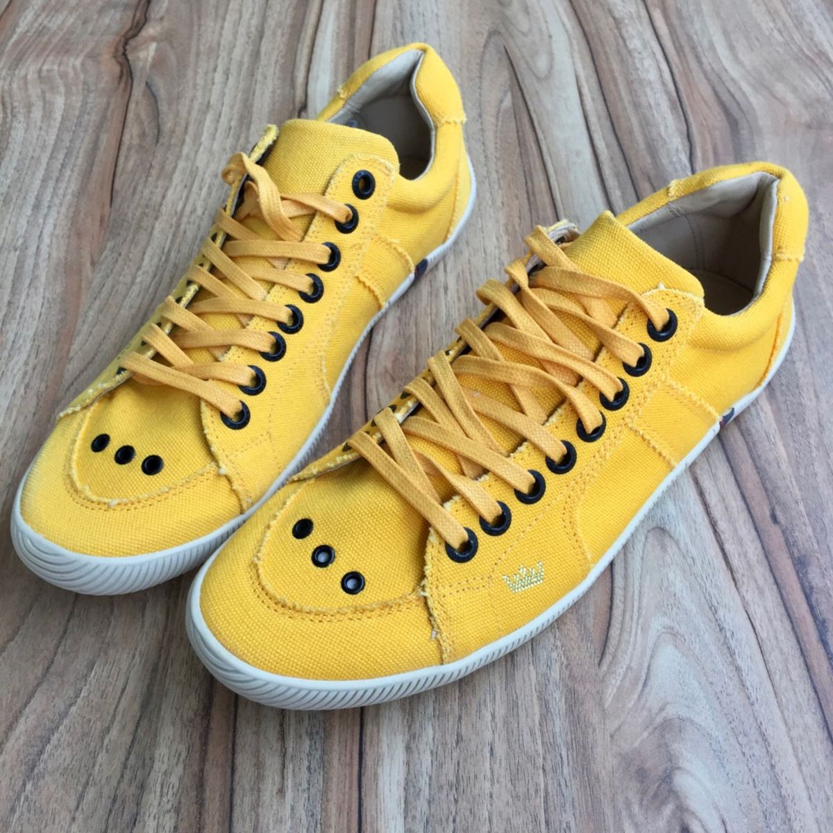 tenis osklen amarelo