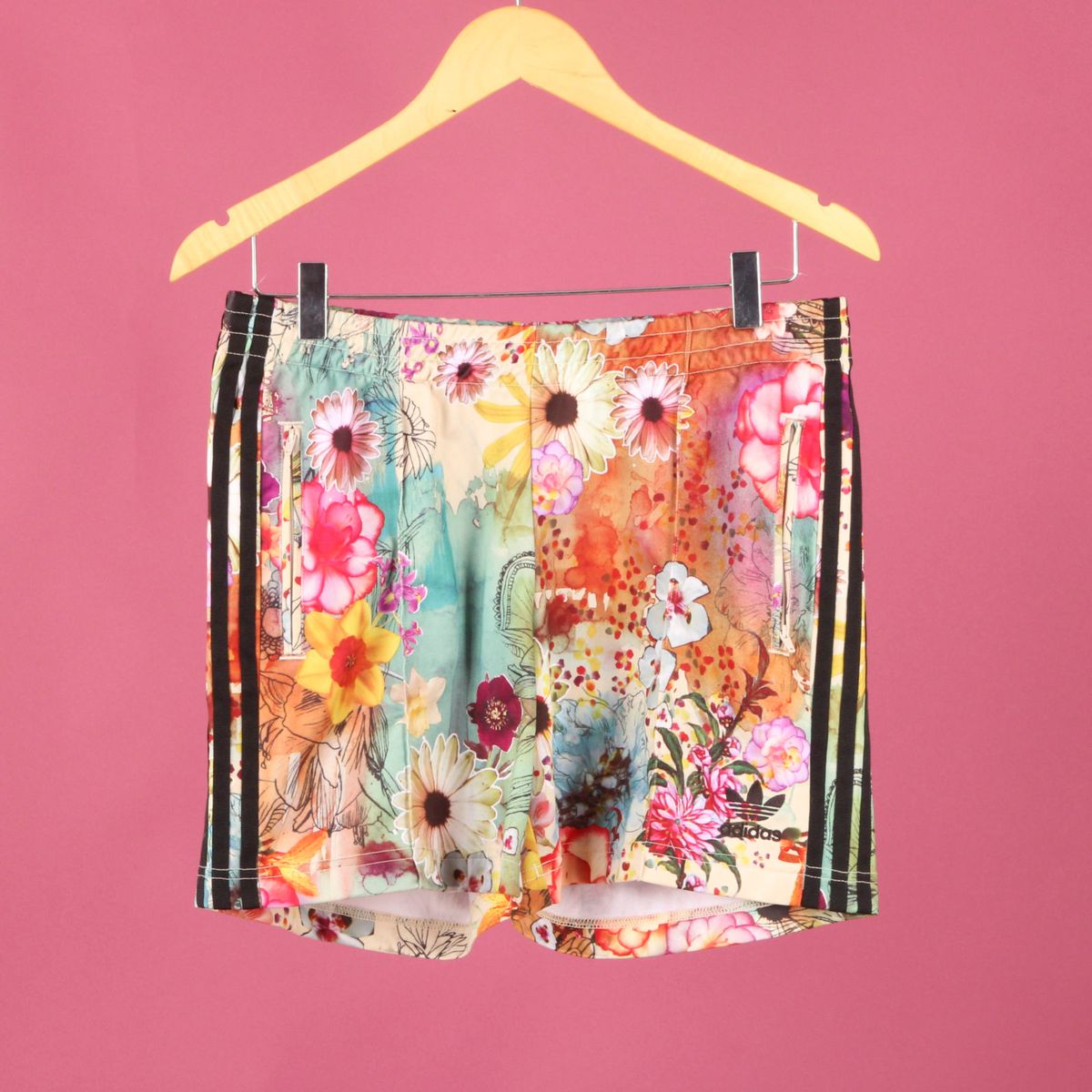 short adidas feminino florido