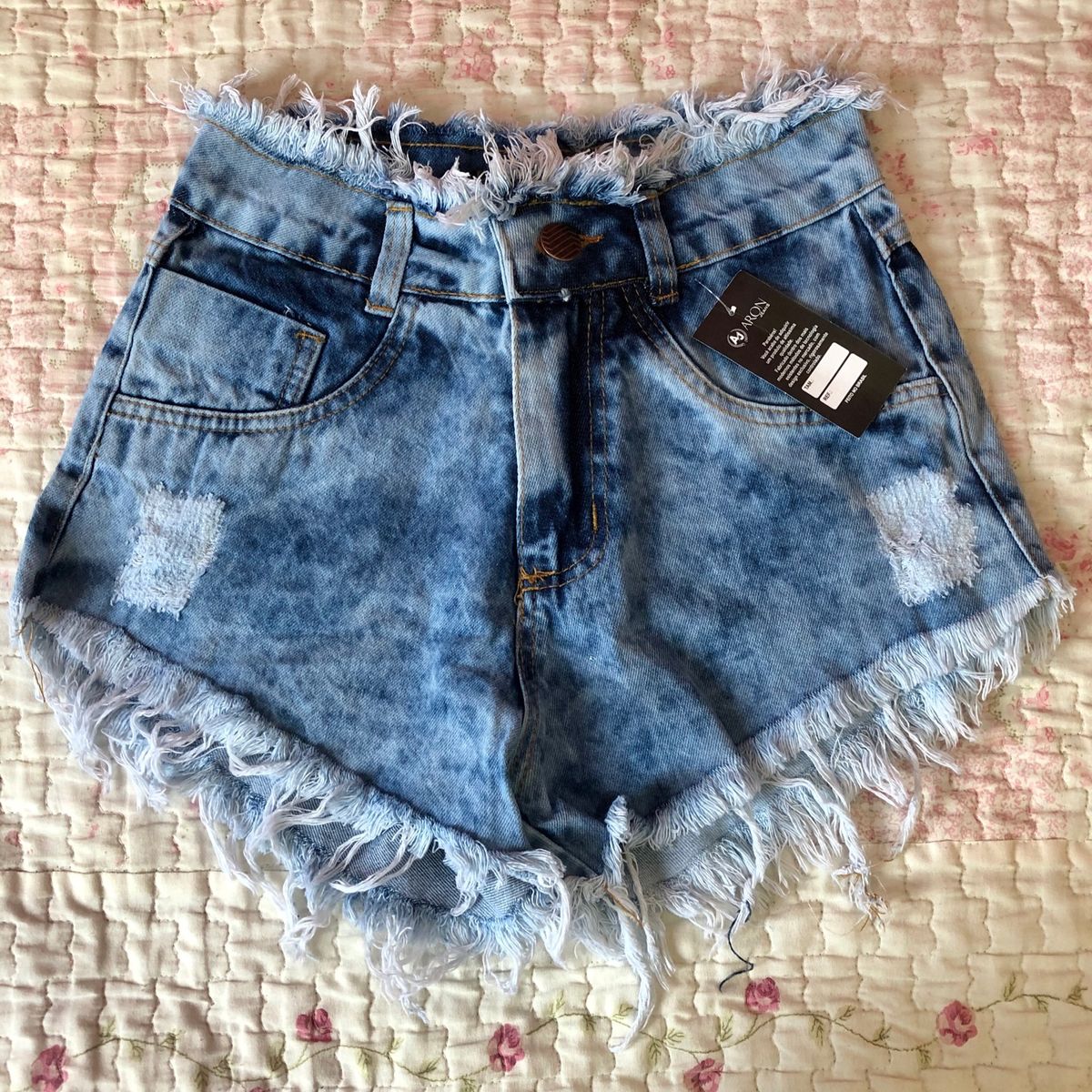 Short desfiado em store baixo