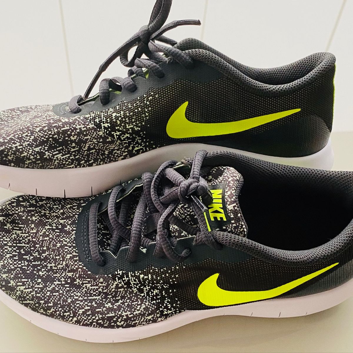 tenis nike verde neon