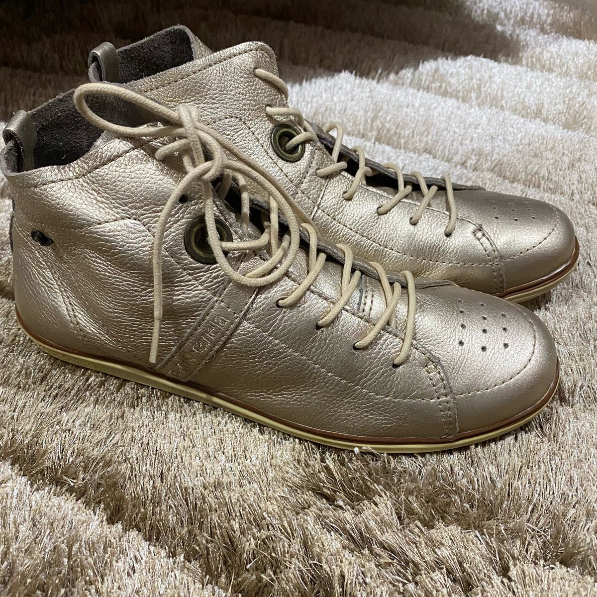 tenis cravo e canela dourado