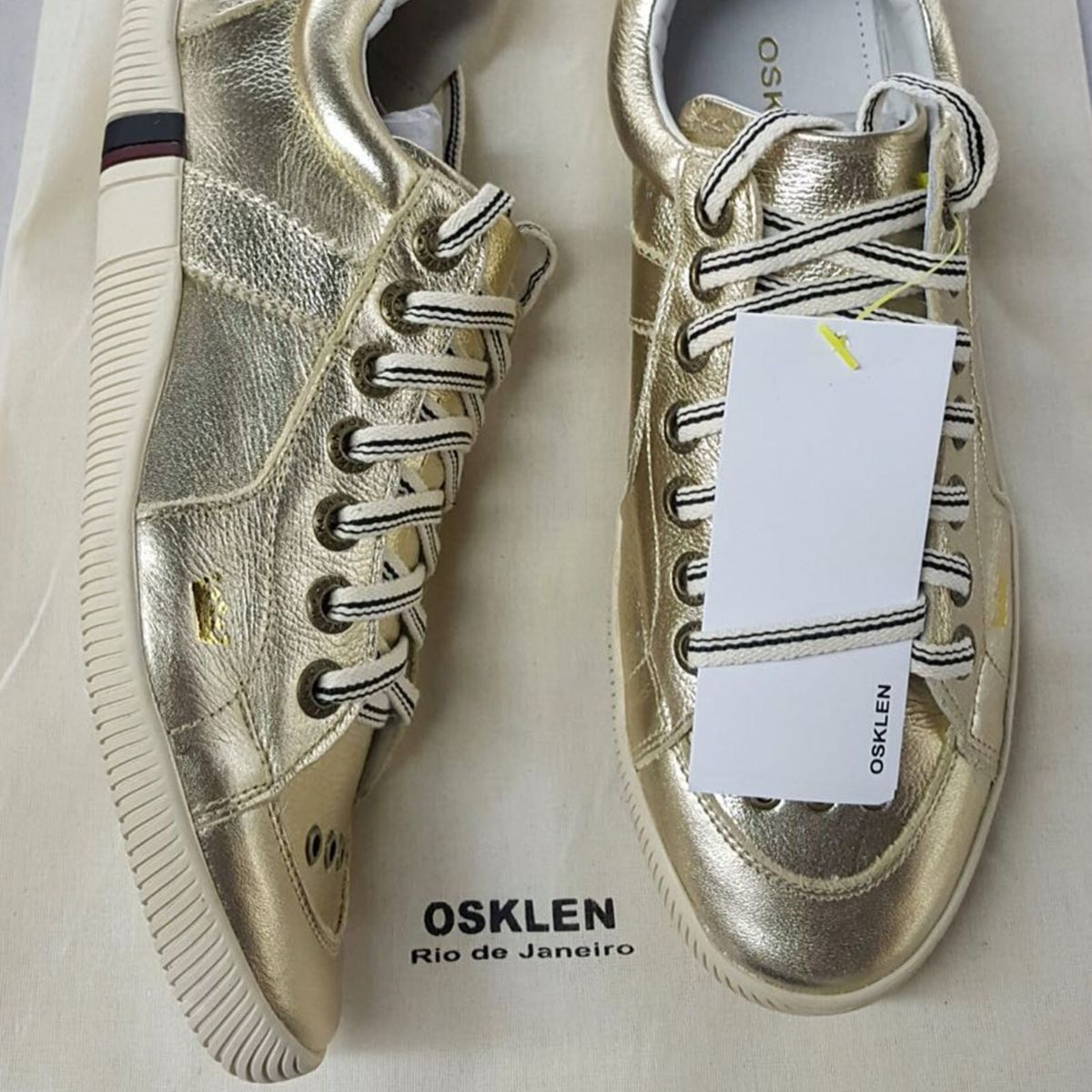 tenis osklen dourado