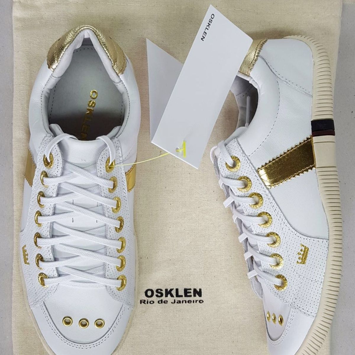 tenis dourado osklen