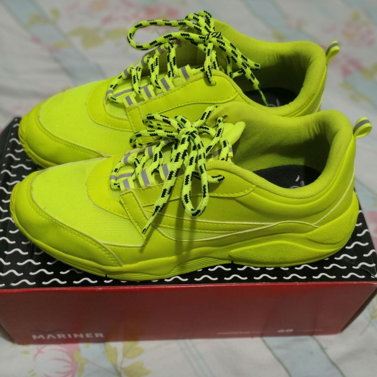 tenis verde fluorescente