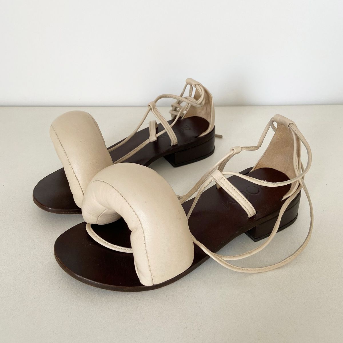 Sandal Pillow Straps Preto - Room Designs - Brasil