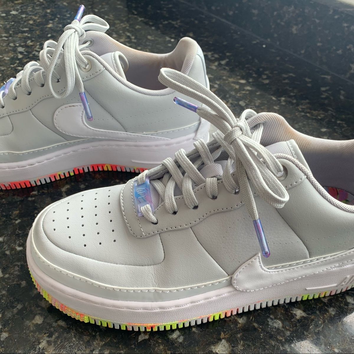 tenis branco com solado colorido