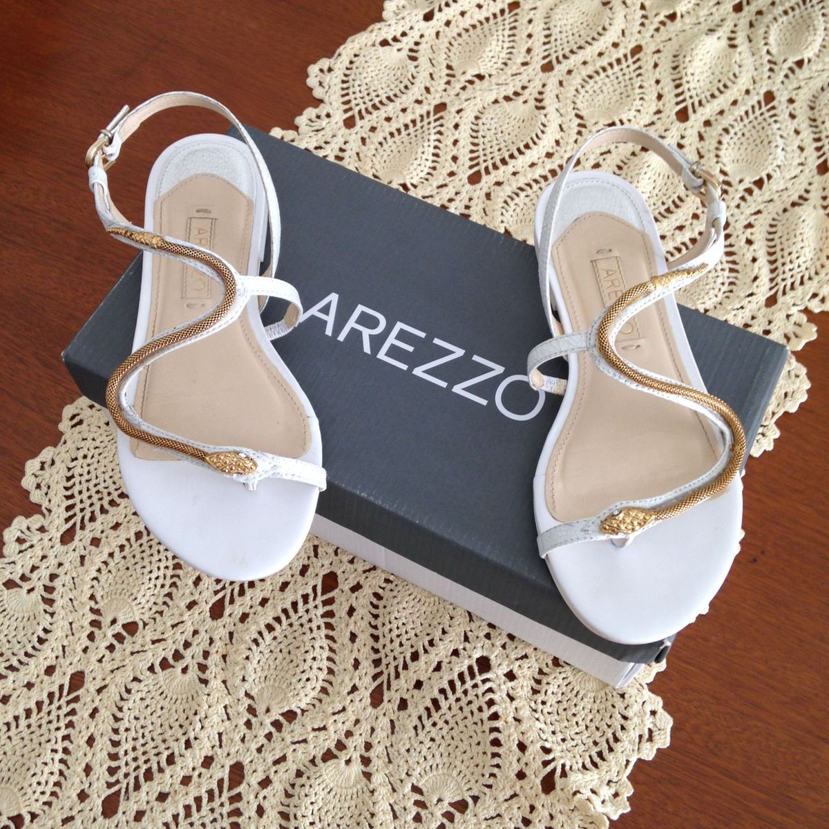 sandalia de cobra arezzo