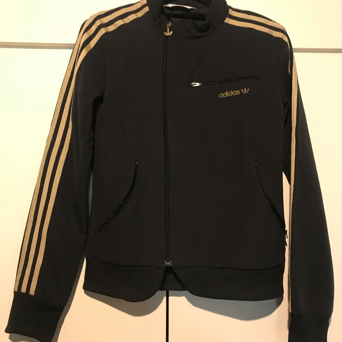 casaco adidas preto e dourado