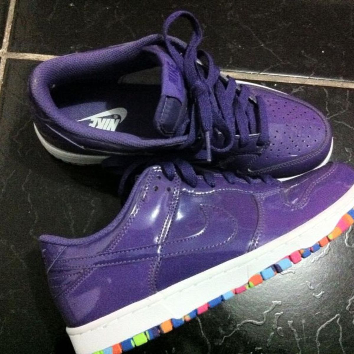 tenis nike solado colorido