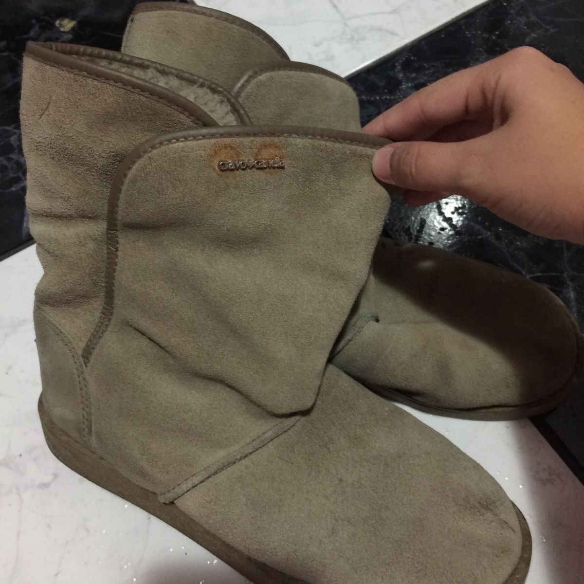 bota ugg cravo e canela