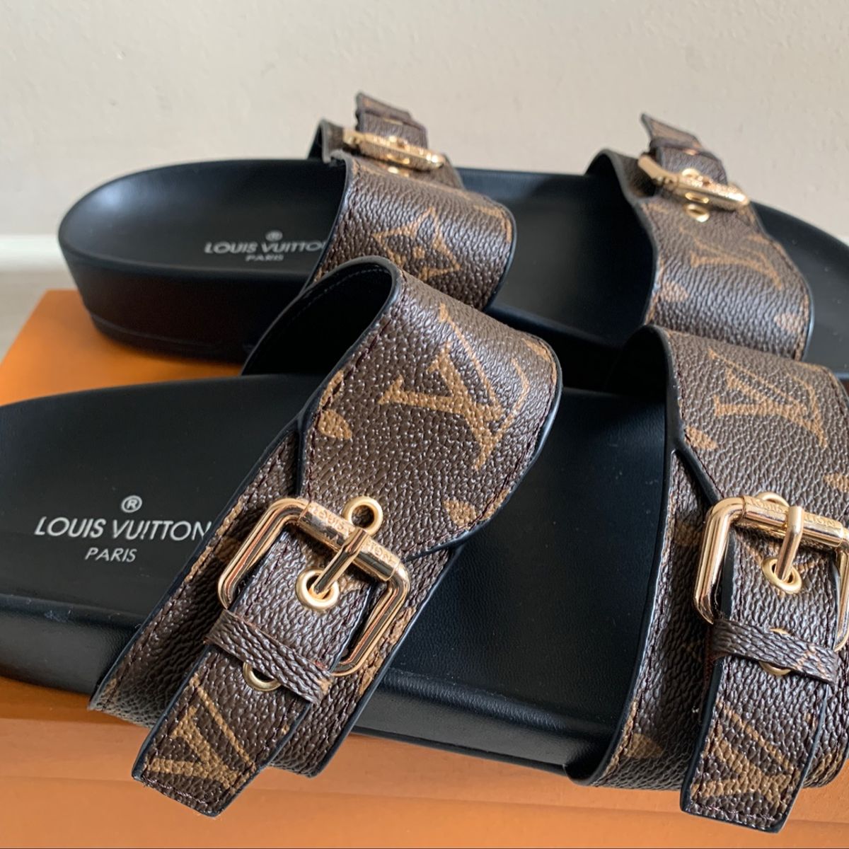 Rasteira Louis Vuitton Lock It - Mega do Luxo