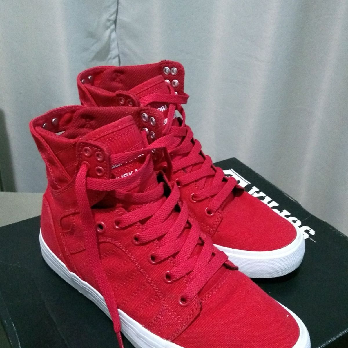 tenis vermelho cano longo