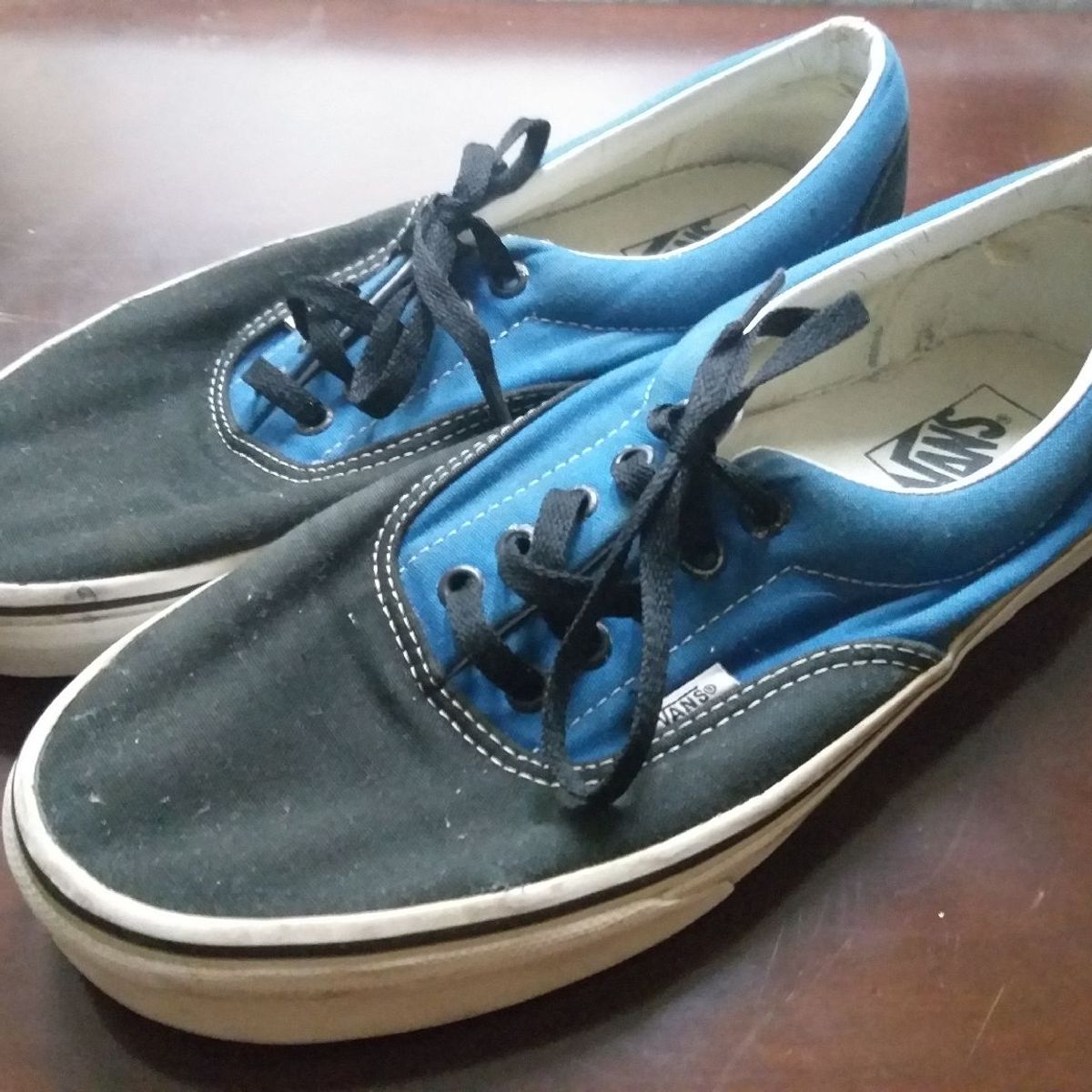 tenis vans preto e azul