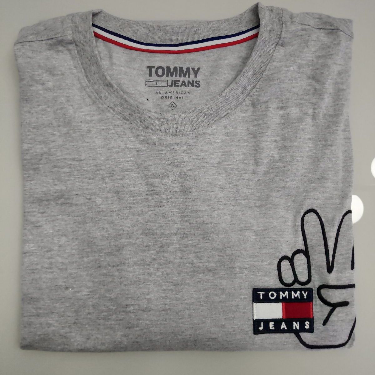 Camiseta Tommy Hilfiger Fem Logo Tommy Jeans cor cinza - Tamanho