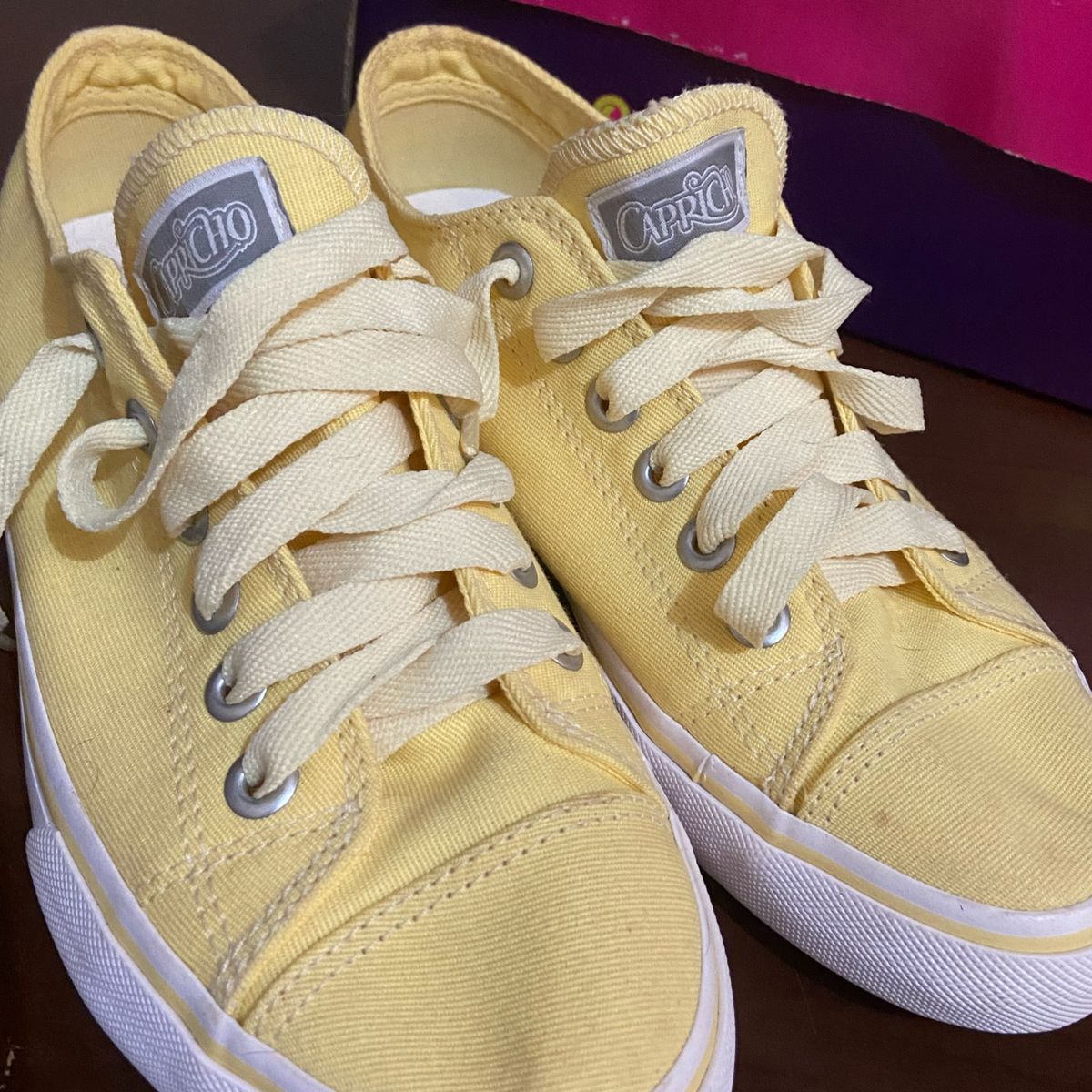 tenis capricho amarelo