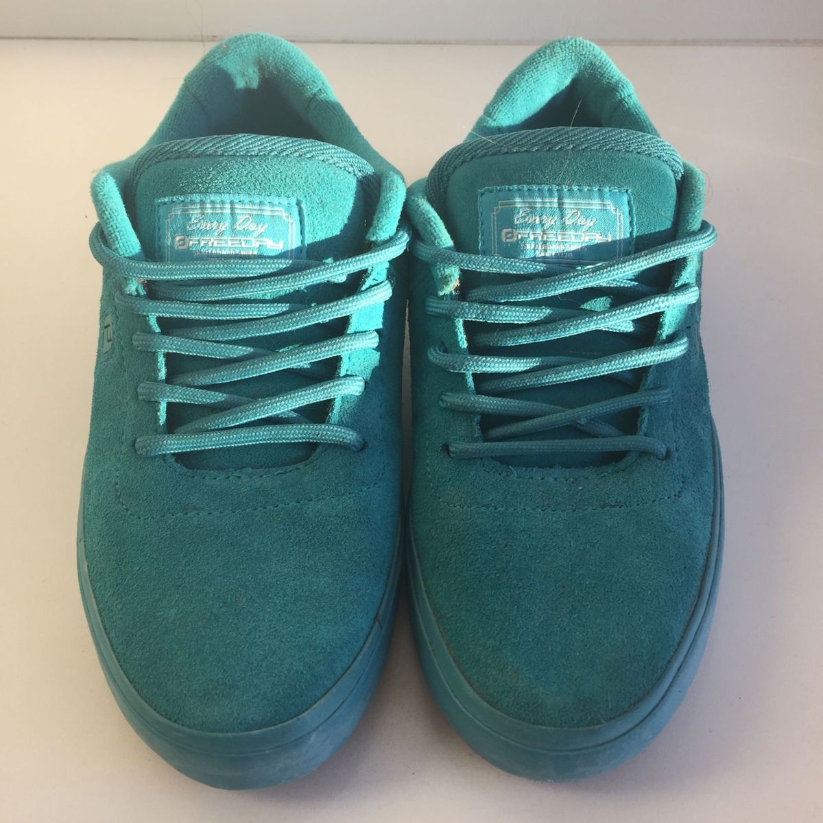 tenis freeday logo camurça