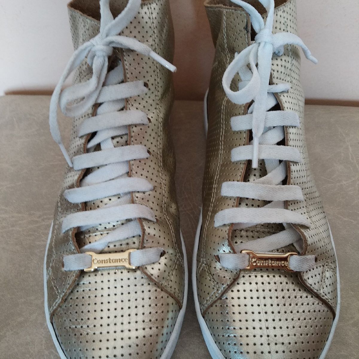 tenis dourado constance