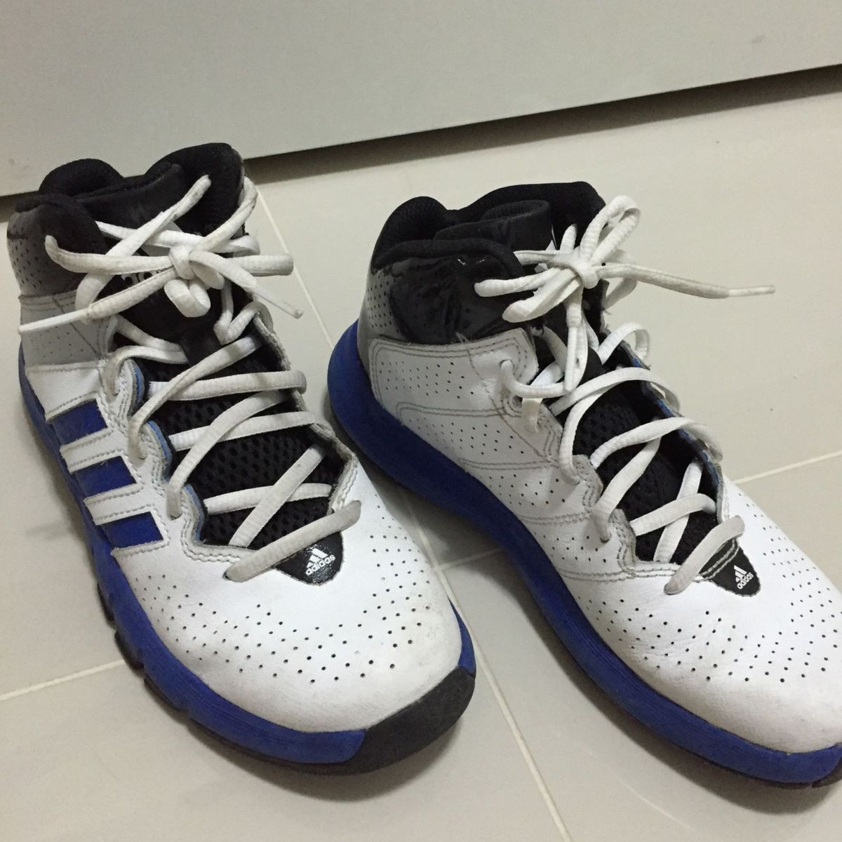 basqueteira adidas branca