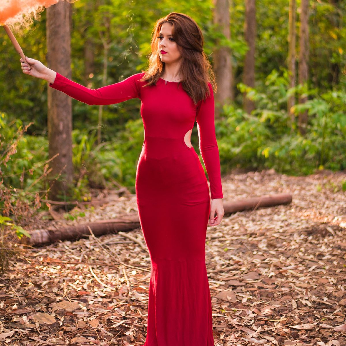 vestido vermelho com fenda lateral