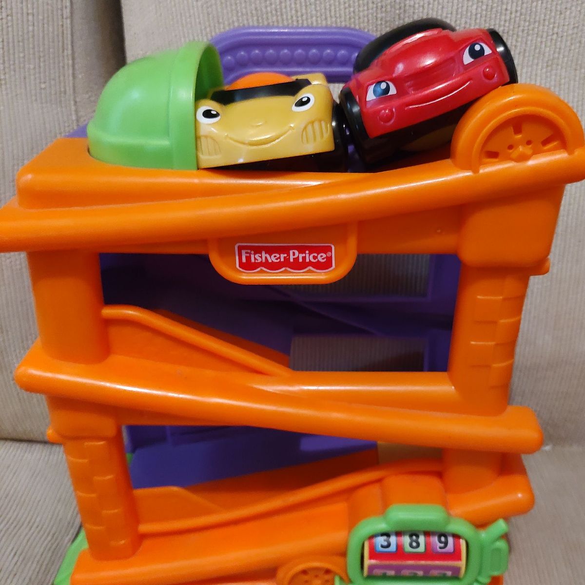 Pista Fisher Price com 2 carrinhos - Desapegos de Roupas quase