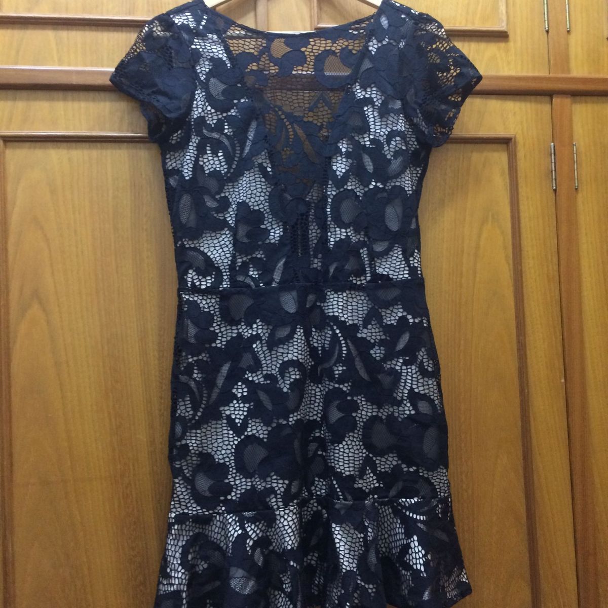 vestido de renda preto com forro nude