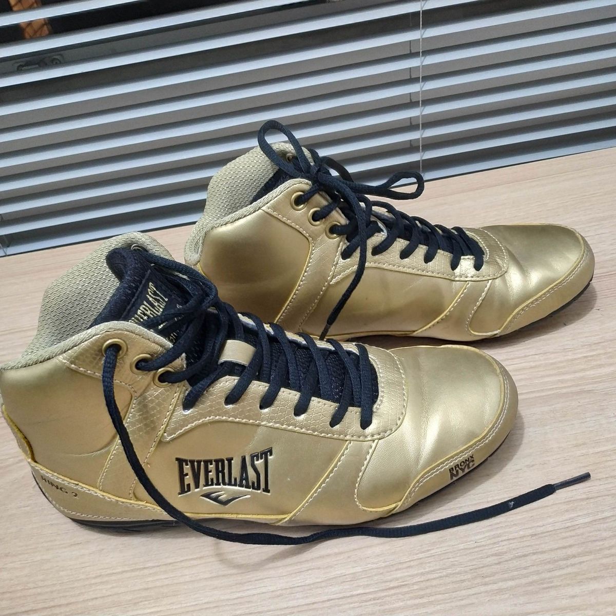 tenis everlast dourado