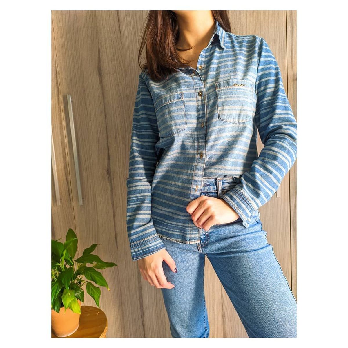 camisa jeans listrada feminina