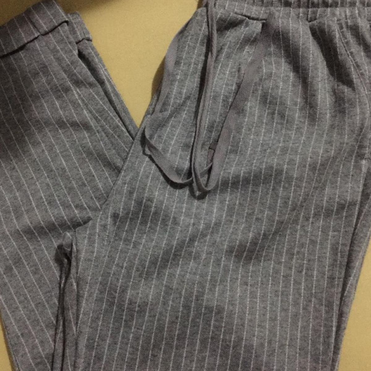 calça jogger com risca giz