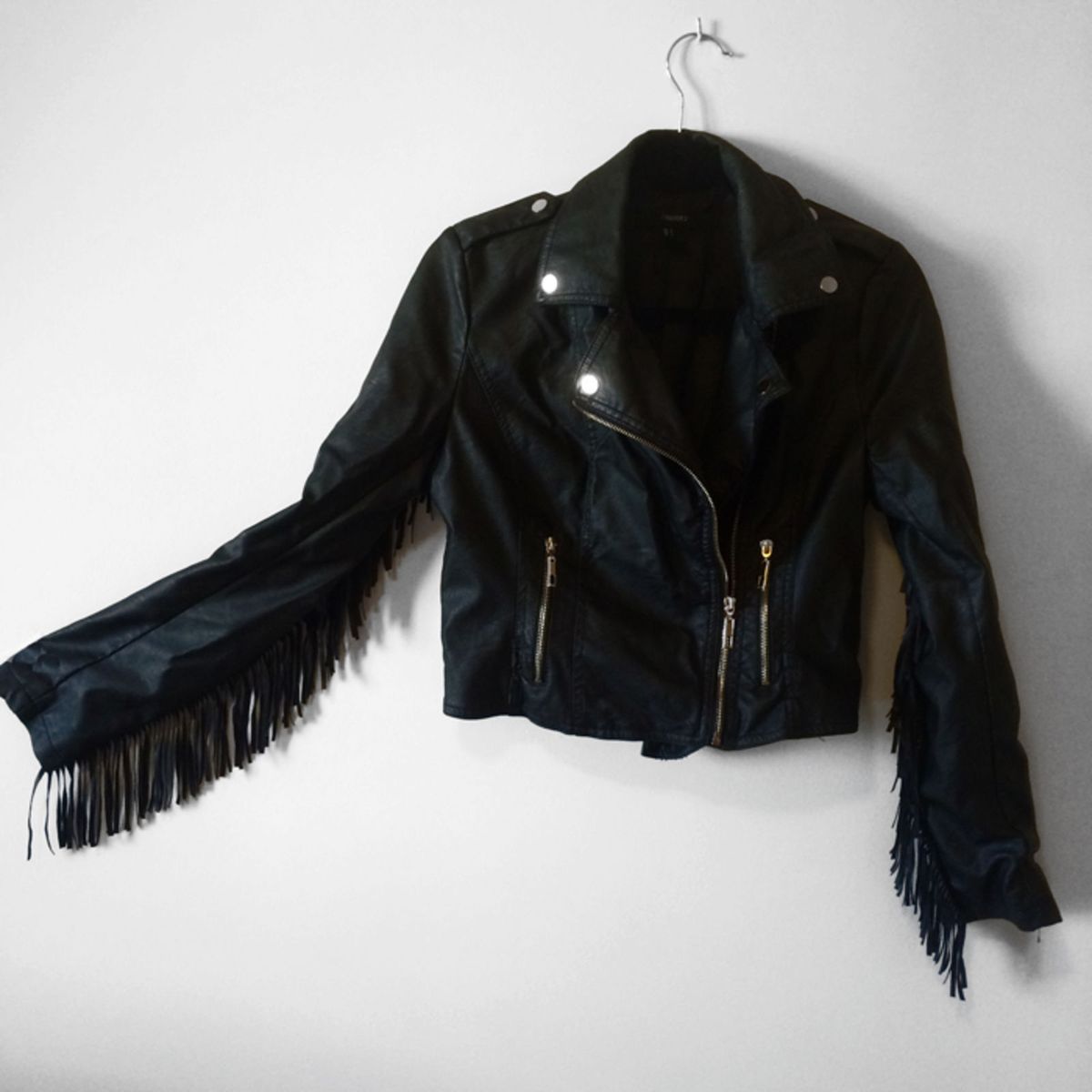 jaqueta de couro com franjas