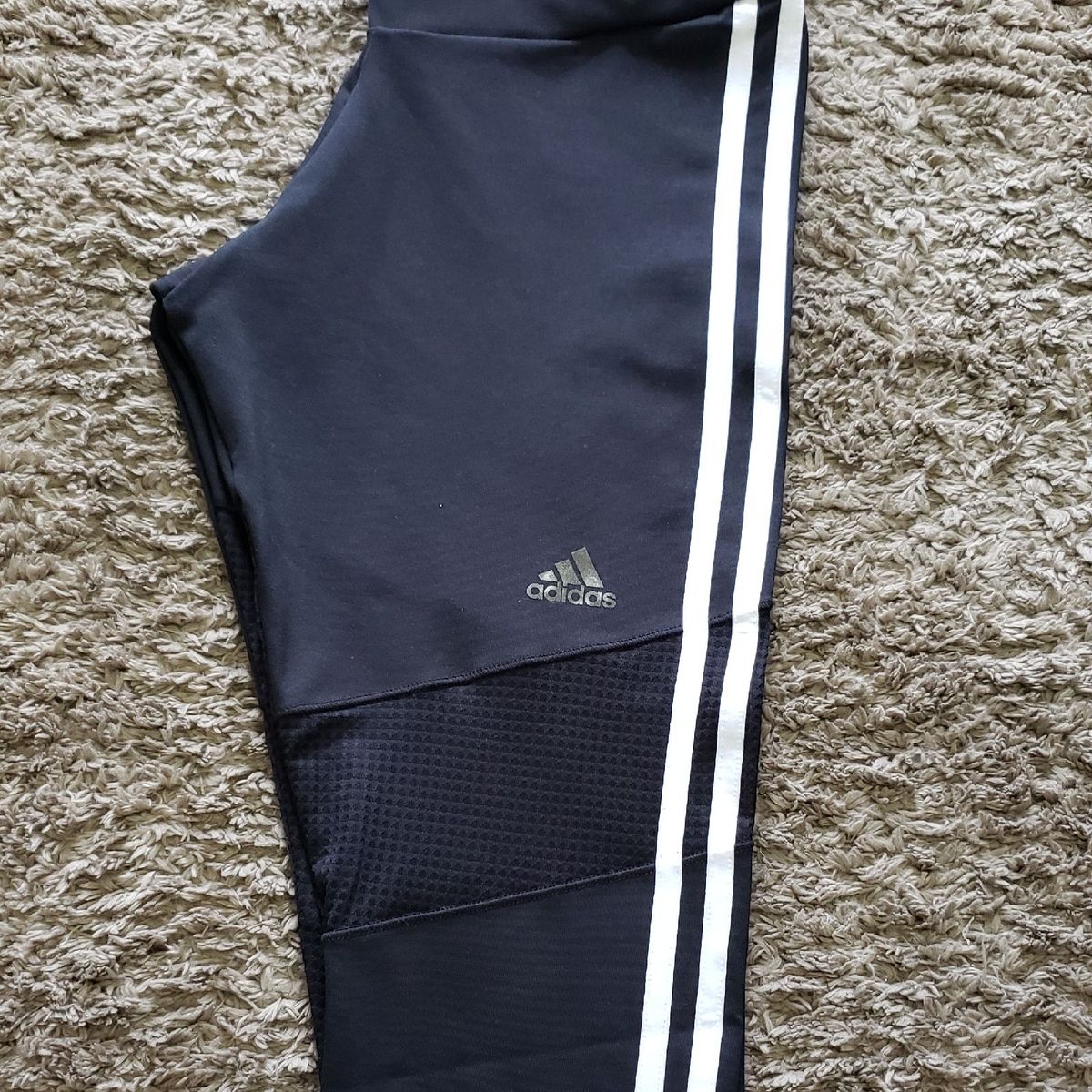 calça preta com listra branca na lateral adidas