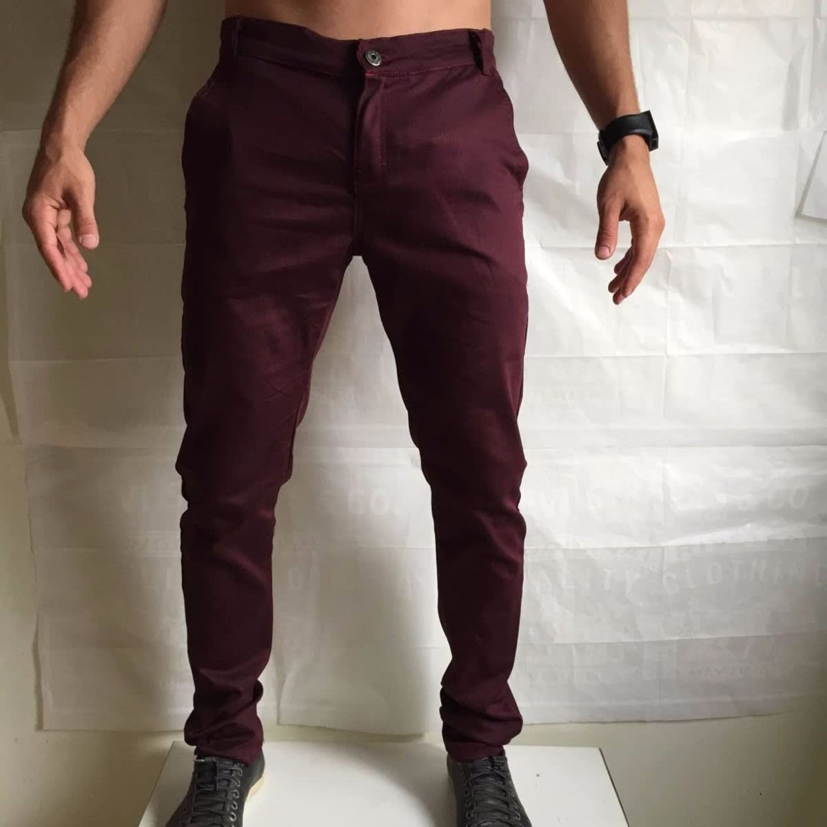 calça masculina cor de vinho