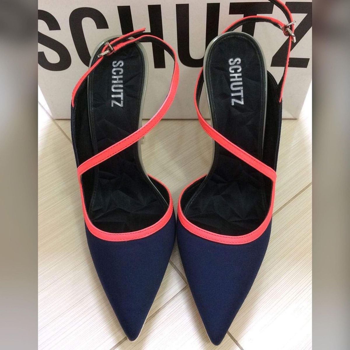 scarpin laranja neon