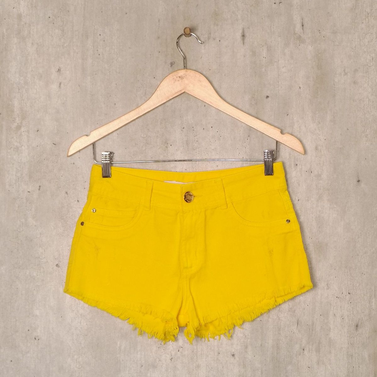 short amarelo jeans