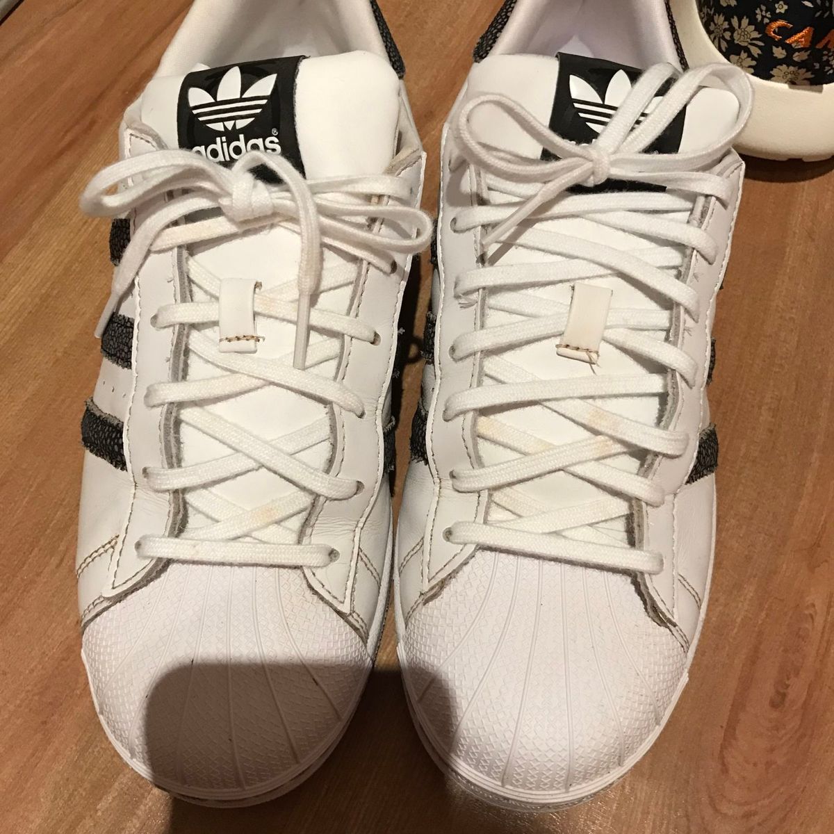 tenis adidas feminino brilhoso