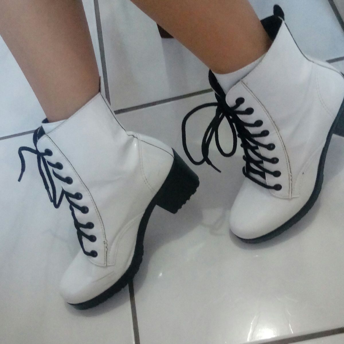 bota branca xuxa