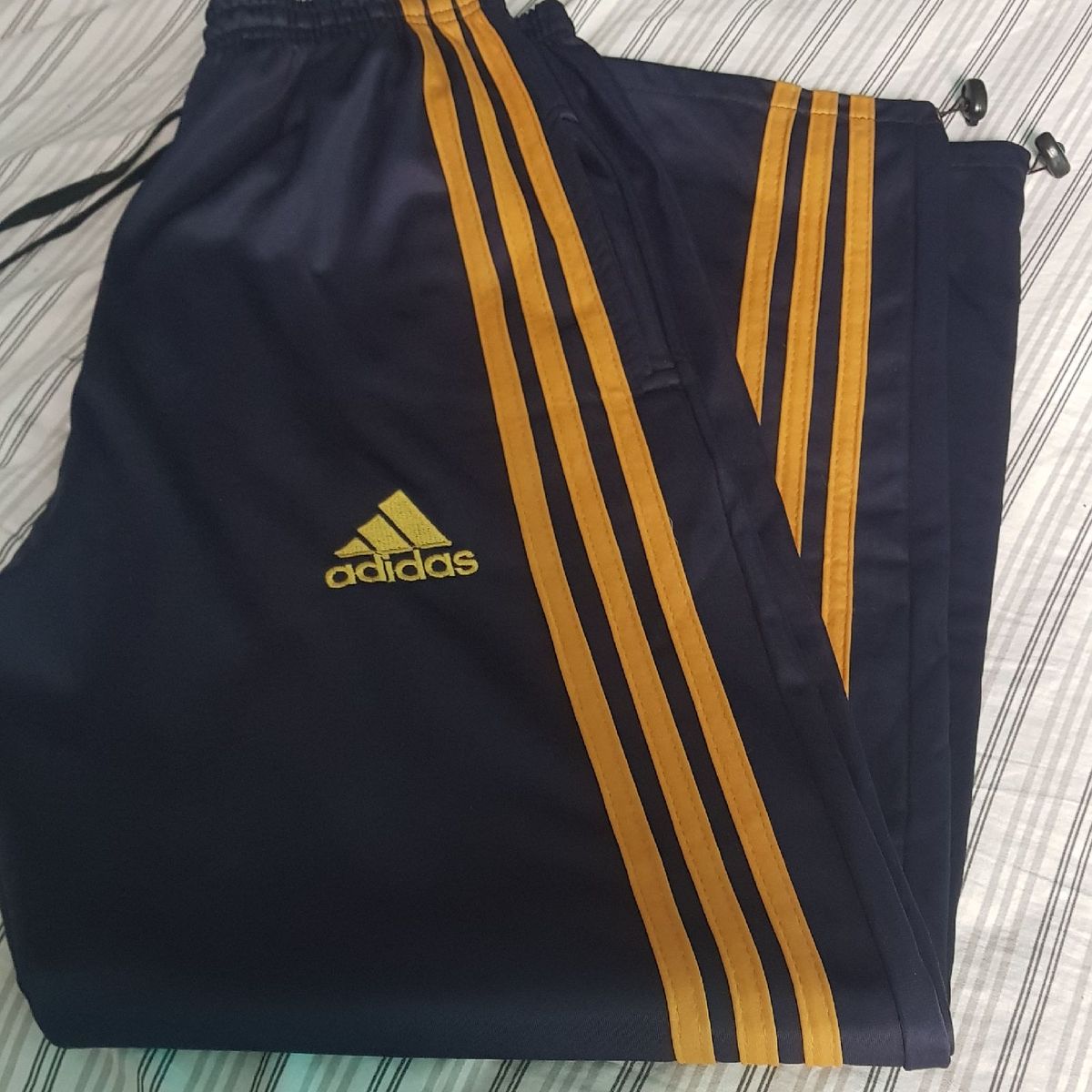 calca adidas amarela