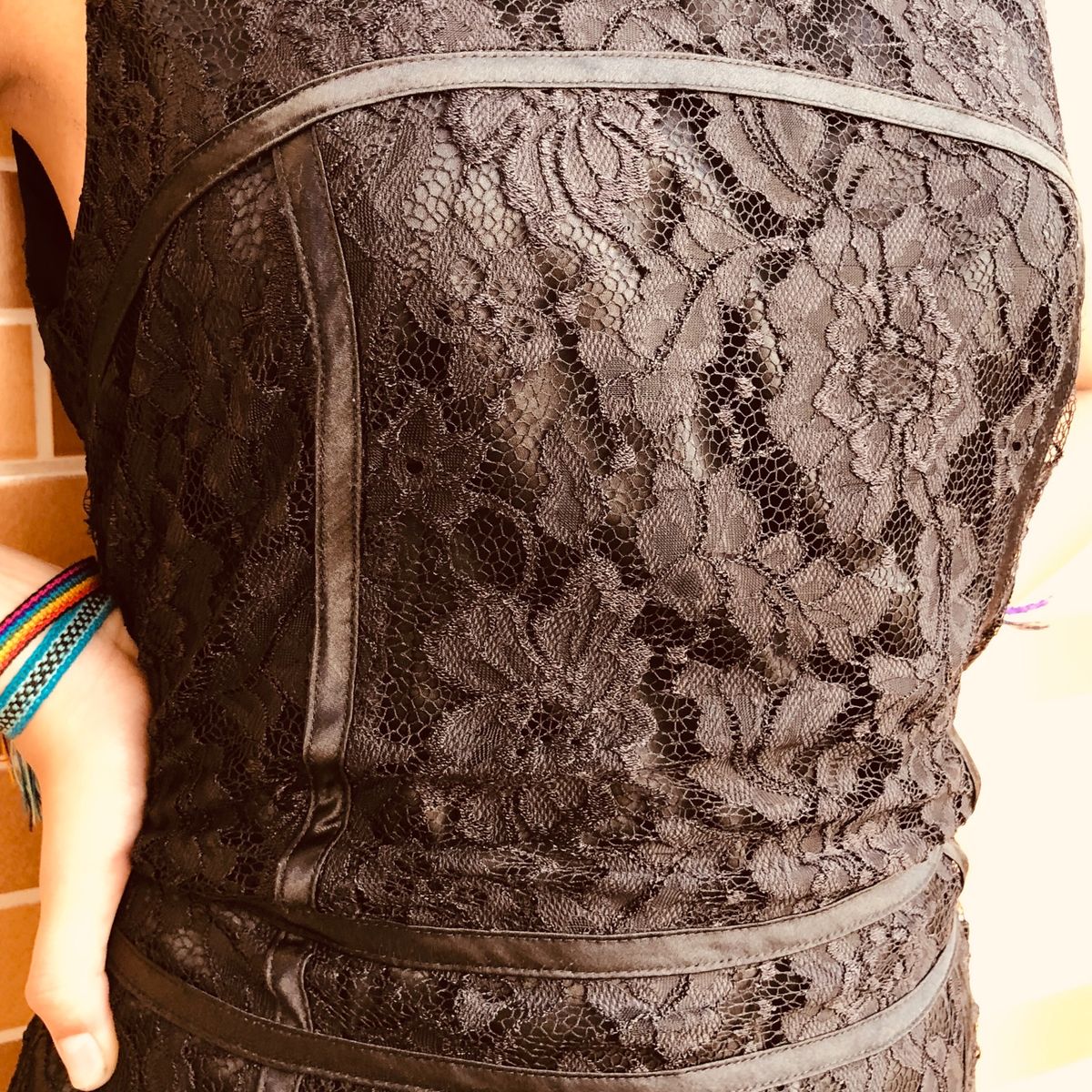 vestido de renda azul com forro bege