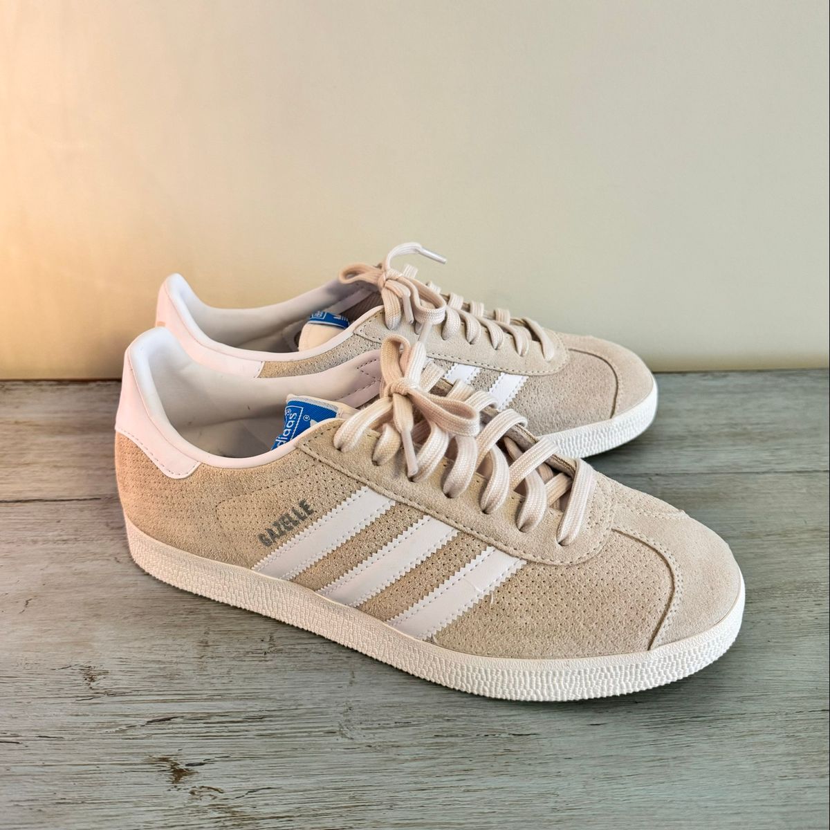 adidas gazelle silver green womens Tnis Adidas x Gucci Gazelle 'Beige GG Monogram' Bege  Juicy Sneakers