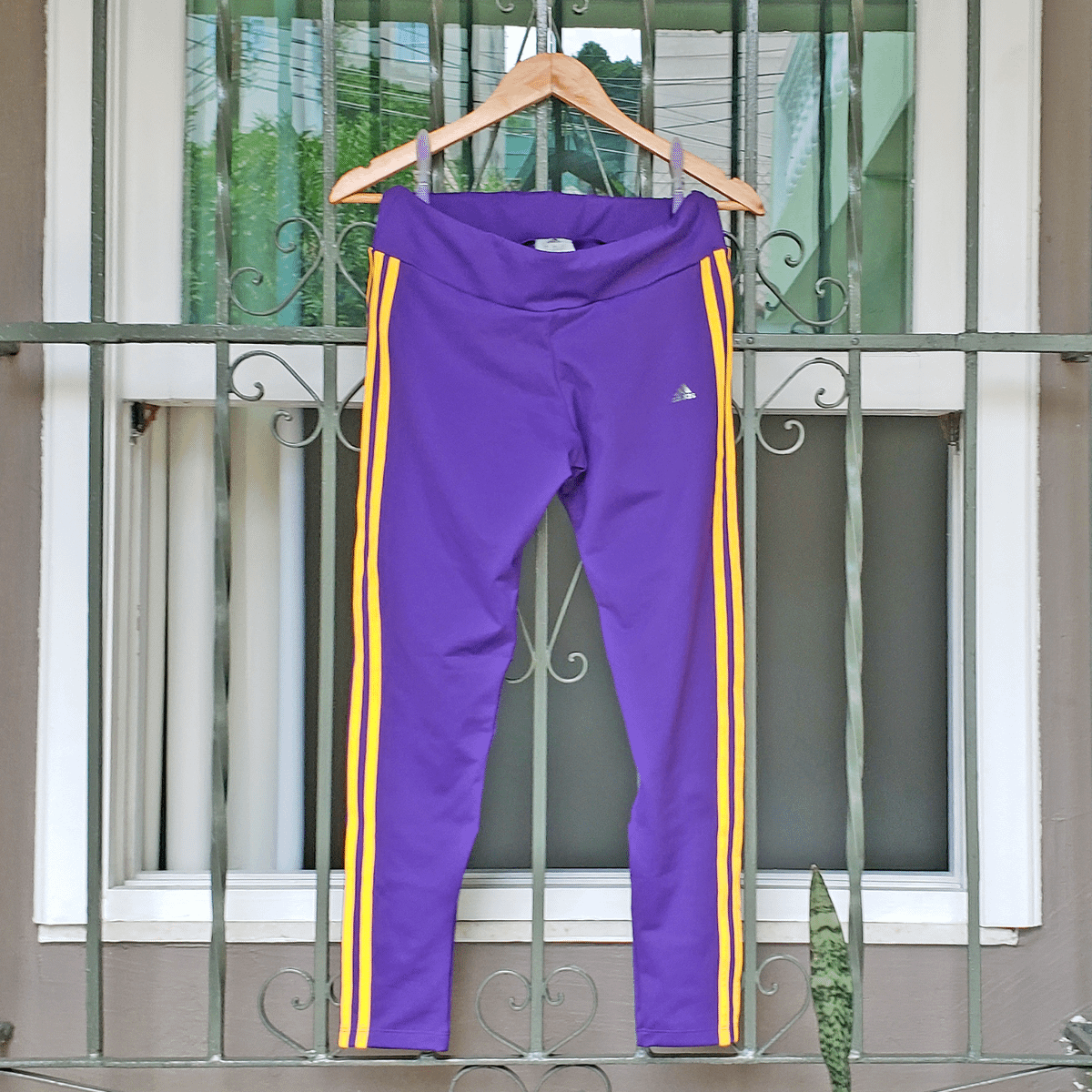 calça adidas roxa