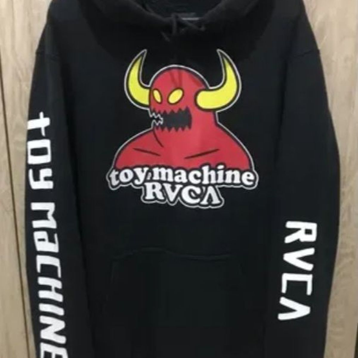 Moletom rvca store x toy machine