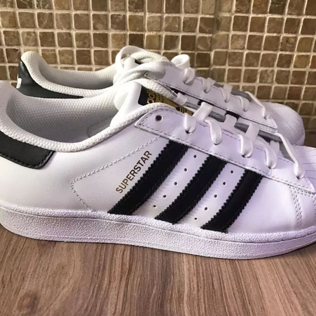 tenis adidas feminino branco com listras pretas