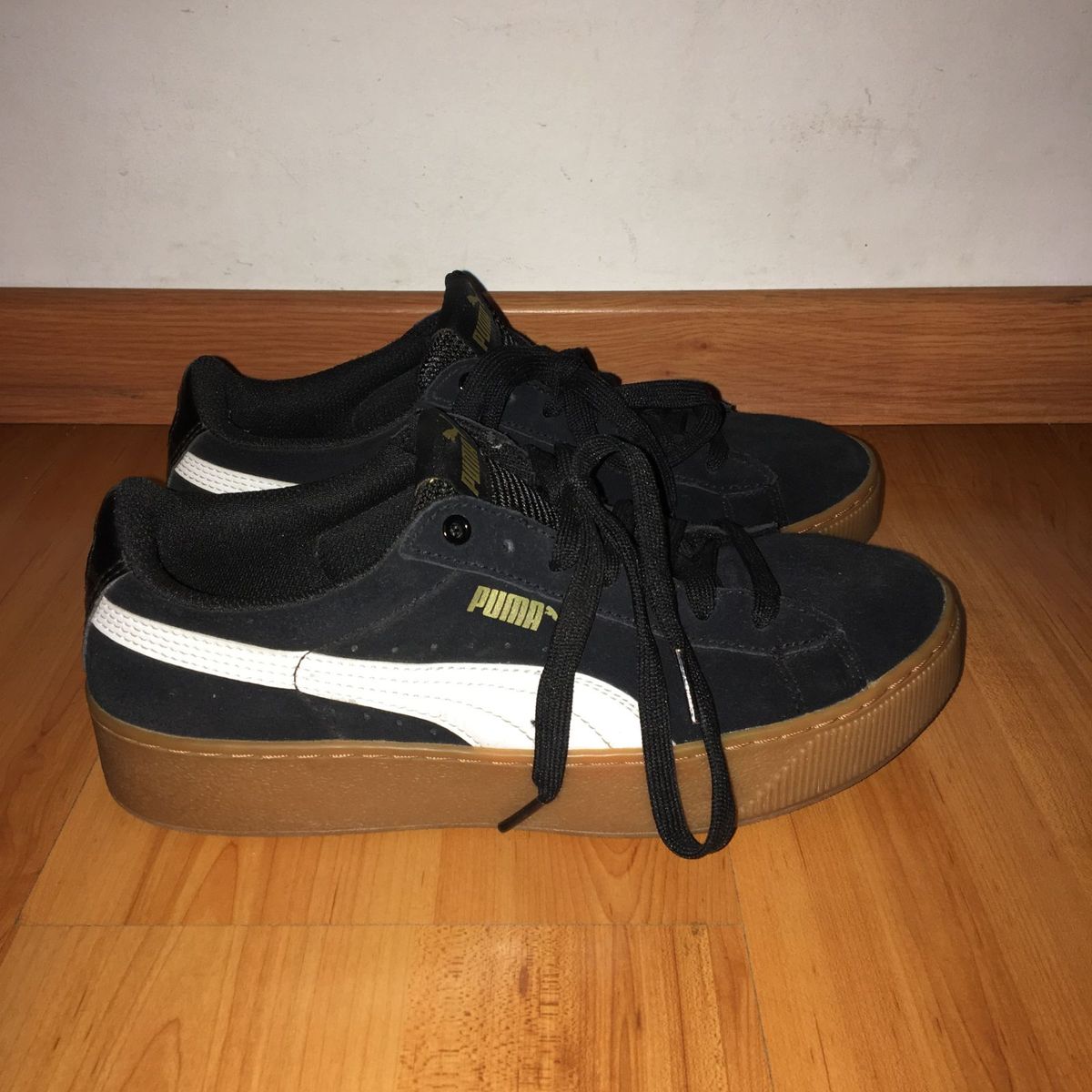 tenis puma preto com solado marrom