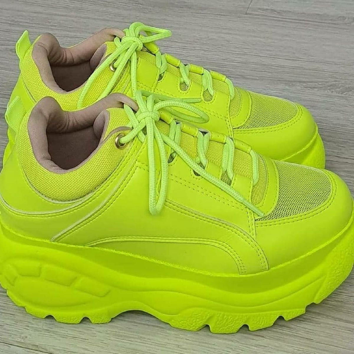 tenis neon feminino